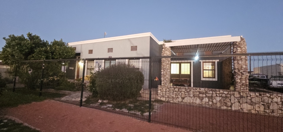 6 Bedroom Property for Sale in Middedorp Western Cape